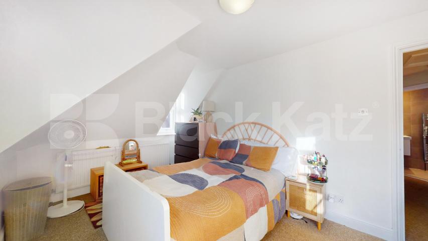 Lovely two bed set within a period house close to Tube & Shops Finchley Road, Finchley Road / Swiss Cottage